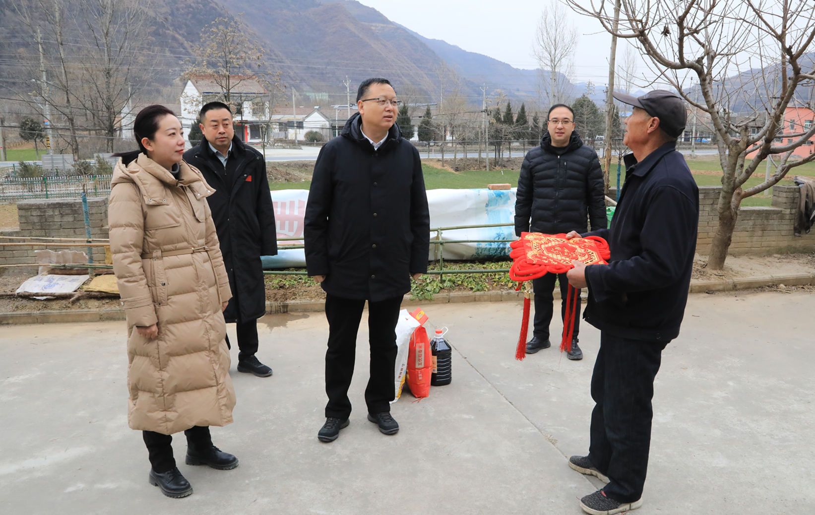 ?郝軍亮赴集團鄉村振興幫扶點新春慰問